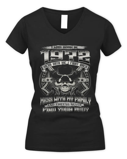 1972 HH89-K2 – T-shirt – Theme: "Birth Year – Family Always Protects" - Women's V-Neck T-Shirt - Black