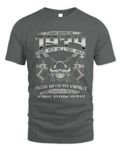 1974 HH89-K2 – T-shirt – Theme: "Birth Year – Family Always Protects" - Unisex Standard T-Shirt - Charcoal