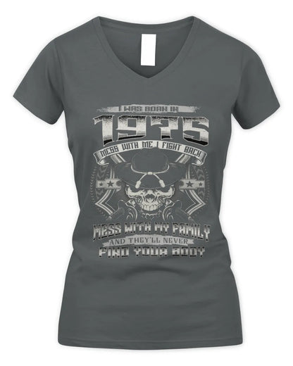 1975 HH89-K2 – T-shirt – Theme: "Birth Year – Family Always Protects" - Women's V-Neck T-Shirt - Charcoal