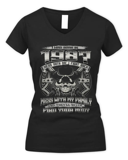 1987 HH89-K2 – T-shirt – Theme: "Birth Year – Family Always Protects" - Women's V-Neck T-Shirt - Black