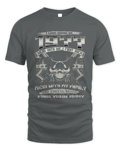 1977 HH89-K2 – T-shirt – Theme: "Birth Year – Family Always Protects" - Unisex Standard T-Shirt - Charcoal