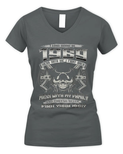 1969 HH89-K2 – T-shirt – Theme: "Birth Year – Family Always Protects" - Women's V-Neck T-Shirt - Charcoal