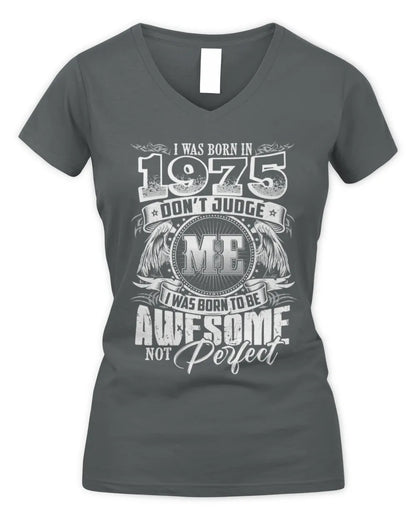 1975 HH89-K2 – Awesome Birth Year Quote T-Shirt - Women's V-Neck T-Shirt - Charcoal