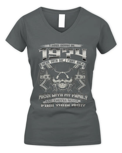 1974 HH89-K2 – T-shirt – Theme: "Birth Year – Family Always Protects" - Women's V-Neck T-Shirt - Charcoal