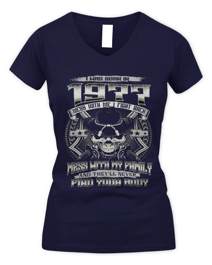1977 HH89-K2 – T-shirt – Theme: "Birth Year – Family Always Protects" - Women's V-Neck T-Shirt - Navy