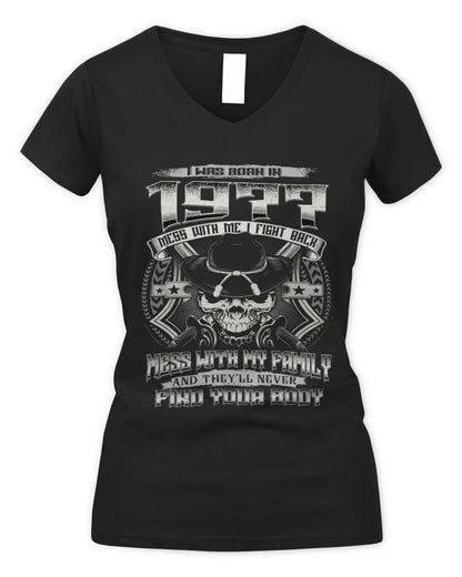 1977 HH89-K2 – T-shirt – Theme: "Birth Year – Family Always Protects" - Women's V-Neck T-Shirt - Black